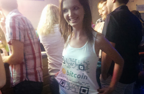 девушка на тусовке с футболкой биткоин